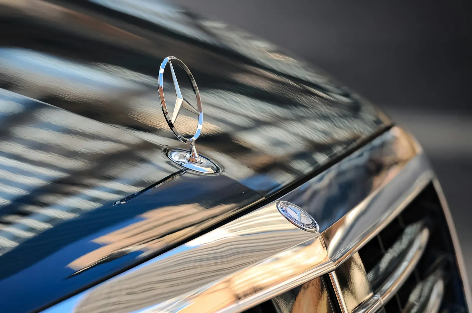 Gwiazda Mercedes-Benz na masce — detal